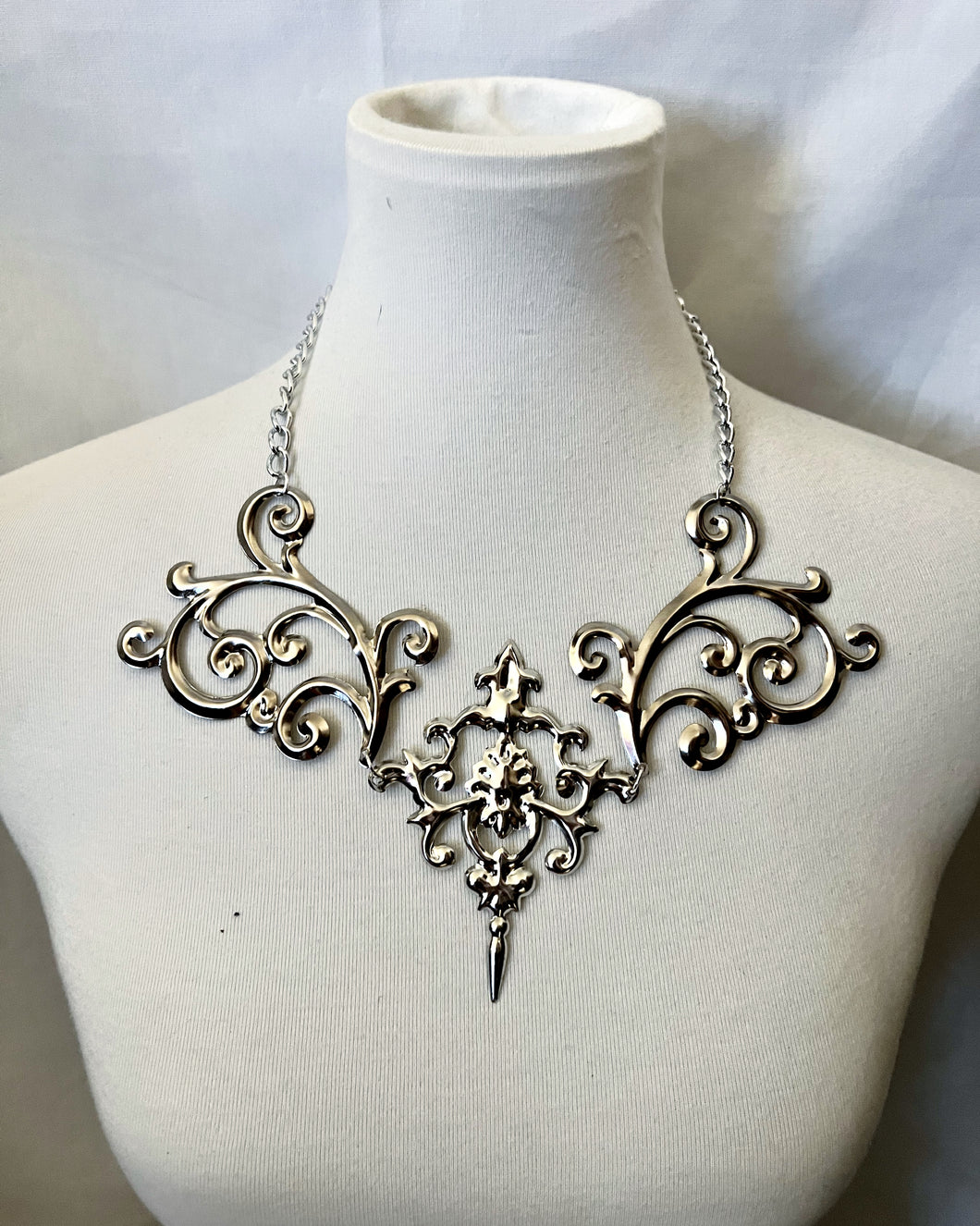 Royalty metal chain necklace